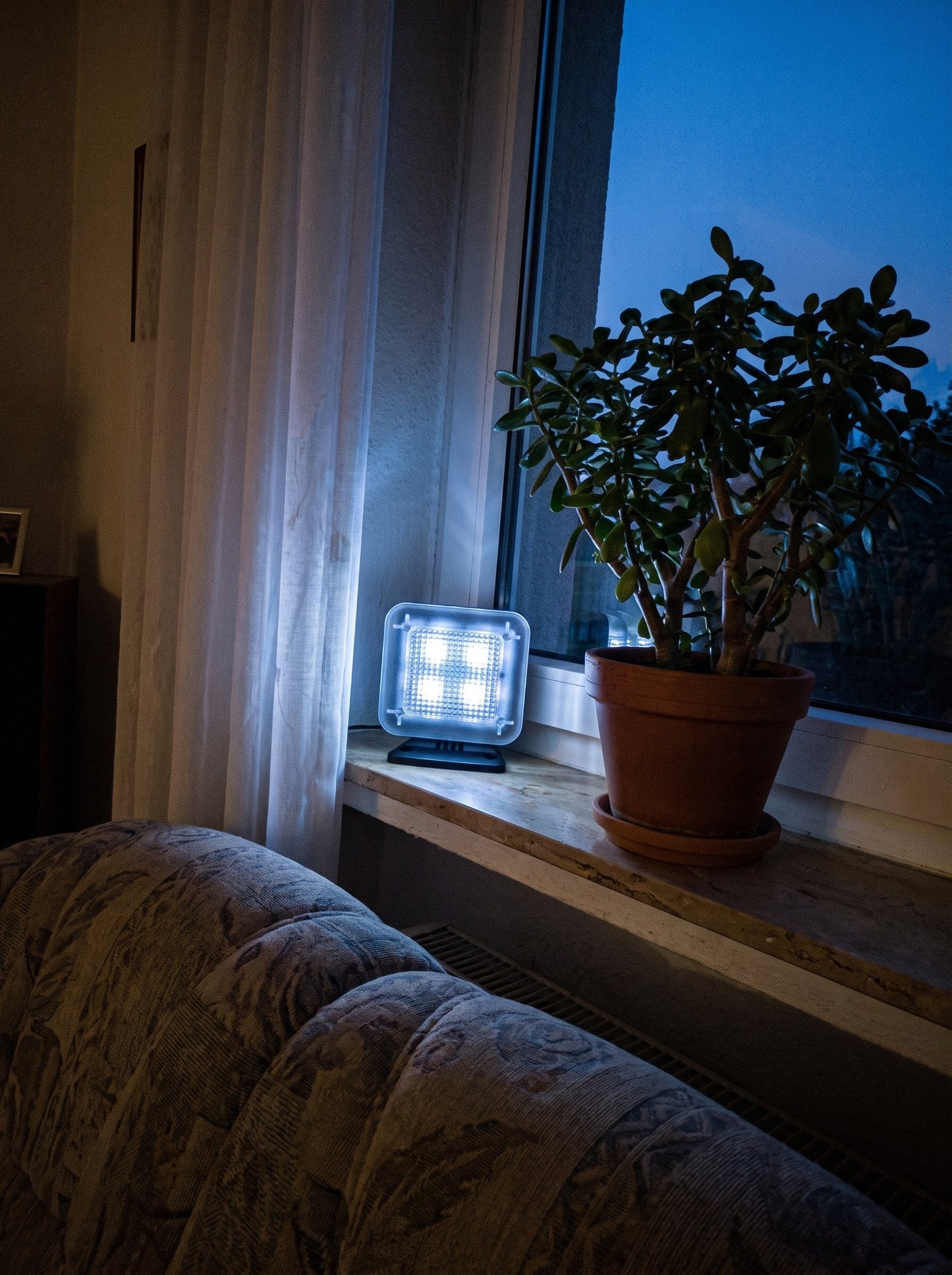 TV-Simulator am Fenster